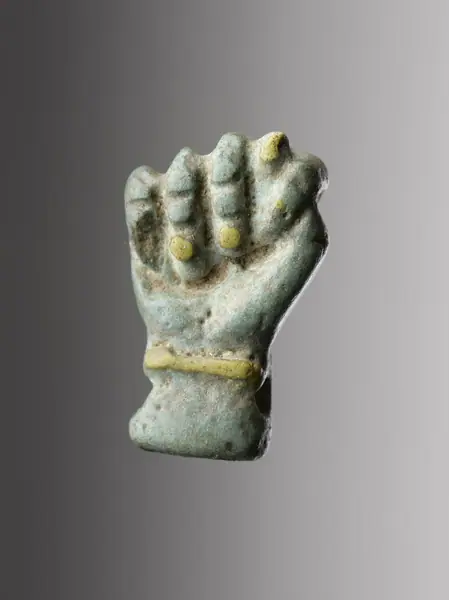 Amulet depicting a fist title QS:P1476,en:"Amulet depicting a fist " label QS:Len,"Amulet depicting a fist " label QS:Lit,"Amuleto raffigurante un pugno"