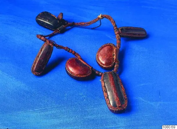 Föremålsporträtt, föremålsbild, necklace, photograph amulet from Sweden