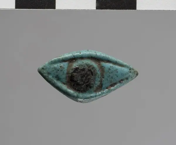 Amulet depicting the iret eye title QS:P1476,en:"Amulet depicting the iret eye " label QS:Len,"Amulet depicting the iret eye " label QS:Lit,"Amuleto raffigurante l'occhio iret"