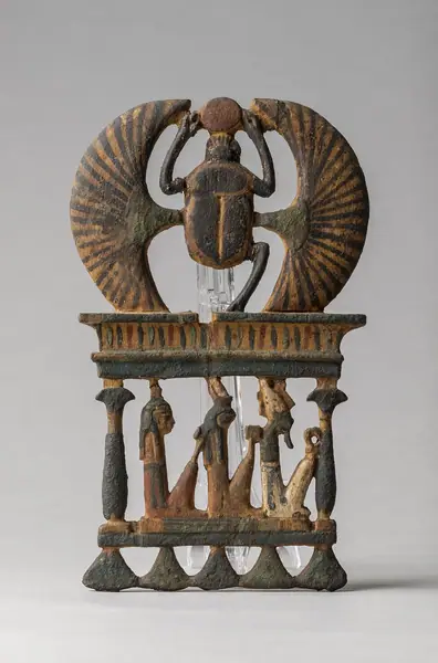 Pectoral picturing a winged scarab and a shrine with the gods Osiris, Horus and Isis title QS:P1476,en:"Pectoral picturing a winged scarab and a shrine with the gods Osiris, Horus and Isis " label QS: