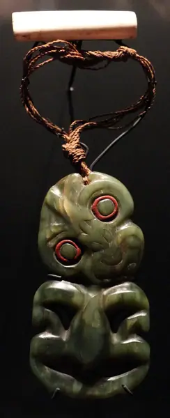 Nuova zelanda, maori, pendente da collare hei tiki, nefrite, osso, fibre vegetali, 1800-20 ca
