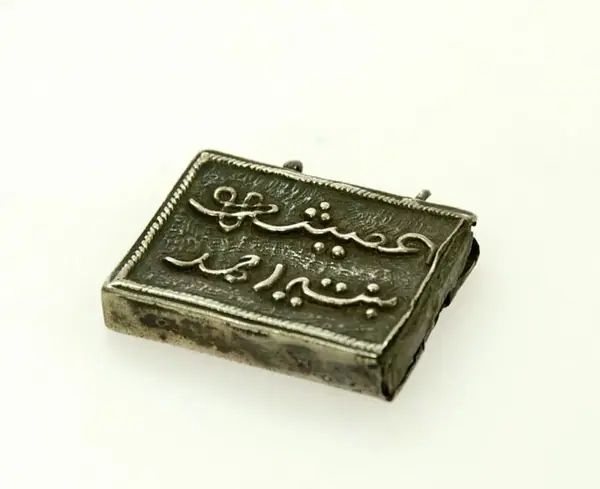 COLLECTIE TROPENMUSEUM Zilveren amulet om de hals gedragen TMnr 674-793