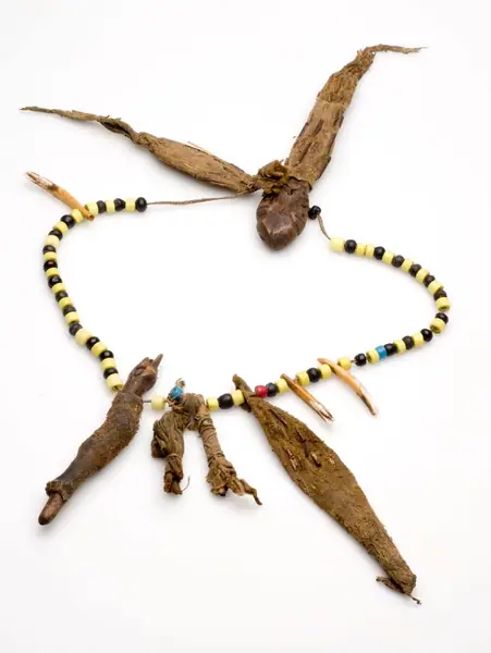 Collectie Wereldmuseum, TM-1943-20, Amulet, 'Amulet van het hoofd van de Papuase verzetslieden bij de Anggi-meren', voor 1949