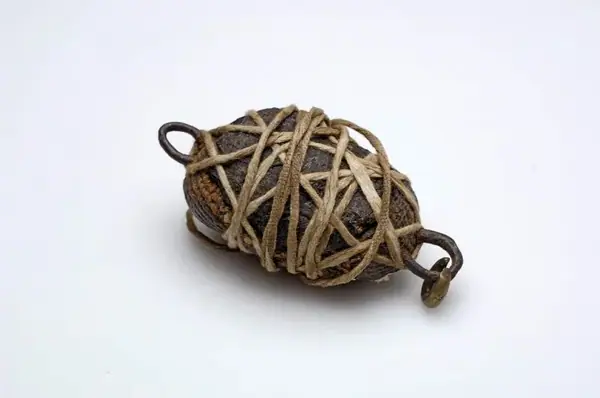 COLLECTIE TROPENMUSEUM Nootvormige amulet oorspronkelijk onderdeel van een ketting TMnr 1772-128