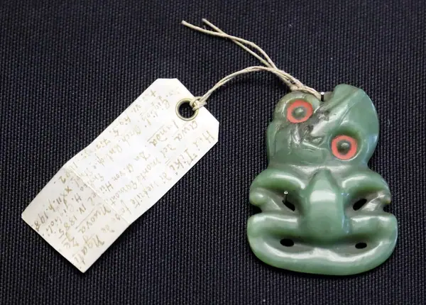 Nuova zelanda, amuleto antropomorfo hei tiki, in nefrite, conchiglia e resina, dal monte egmont, xix secolo