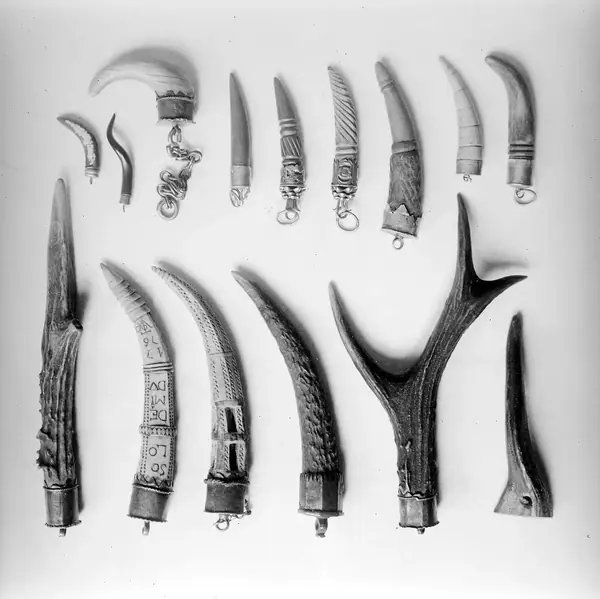 M0016772: Spanish Amulets: horns