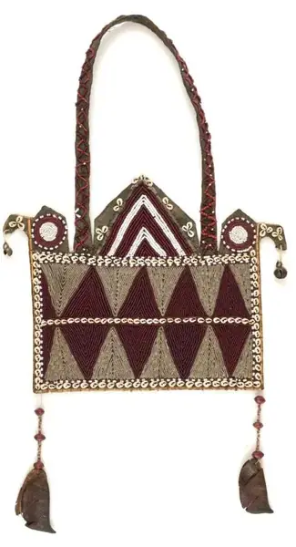 COLLECTIE TROPENMUSEUM Rechthoekig amulet aan een draagband het geheel versierd met kraaltjes en schelpjes TMnr 1772-499