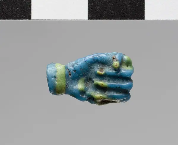 Amulet depicting a fist title QS:P1476,en:"Amulet depicting a fist " label QS:Len,"Amulet depicting a fist " label QS:Lit,"Amuleto raffigurante un pugno"