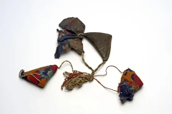 Amulet, bestaande uit leren en katoenen zakjes met kruiden
