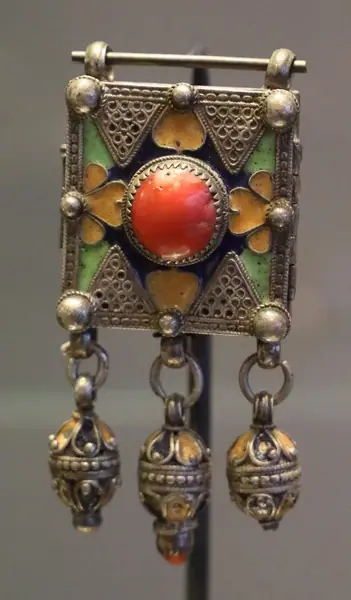 Algeria, berberi kabyl, gruppo beni-yenni, amuleto da donna, in argento e smalto, ante 1950