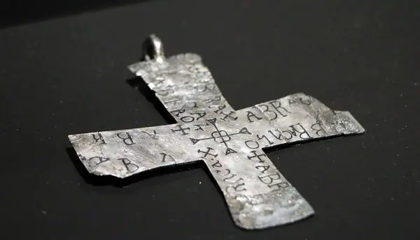Cluny - Mero - Croix-Talisman motifs magiques basé sur Abracadabra - VIe-VII siècle- Ag niellé