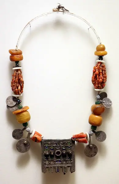 Marocco, berberi, collana da donna con amuleti pendenti, 1900-15 ca
