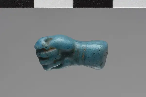 Amulet depicting a fist title QS:P1476,en:"Amulet depicting a fist " label QS:Len,"Amulet depicting a fist " label QS:Lit,"Amuleto raffigurante un pugno"