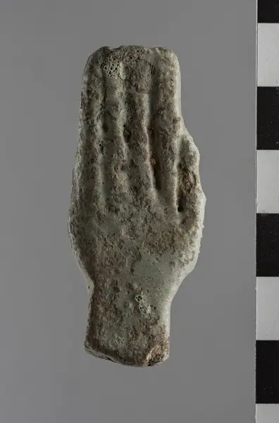 Amulet depicting a hand title QS:P1476,en:"Amulet depicting a hand " label QS:Len,"Amulet depicting a hand " label QS:Lit,"Amuleto raffigurante una mano"