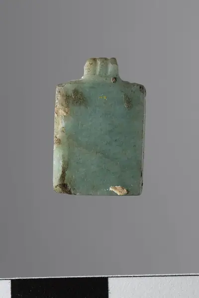 Writing tablet (?) amulet title QS:P1476,en:"Writing tablet (?) amulet " label QS:Len,"Writing tablet (?) amulet " label QS:Lit,"Amuleto raffigurante una tavoletta da scriba (?)"