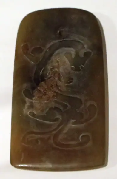 Cina, dinastia tang, oggetto rituale con drago, in giada, 618-907 dc ca
