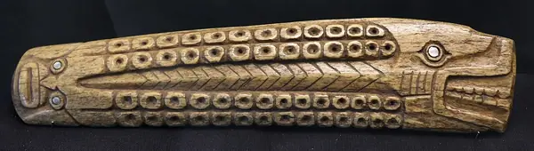 Stati uniti-canada, costa nord-ovest, haida, amuleto, in osso di cetaceo e conchiglia, xix secolo