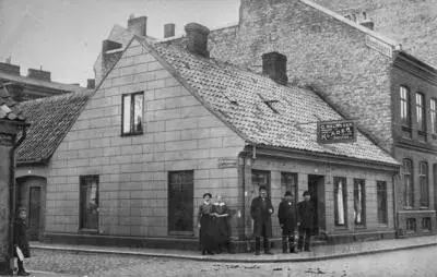mjölkflaska, mjölkflaskor, kvinnor, man, kvinna, gata, stadsgata, hörn, flickor, flicka, gator, män