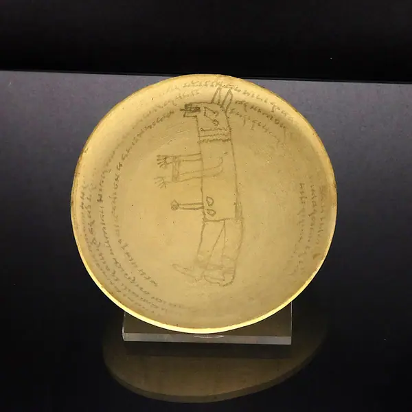 Bol de protection avec une inscription et un démon