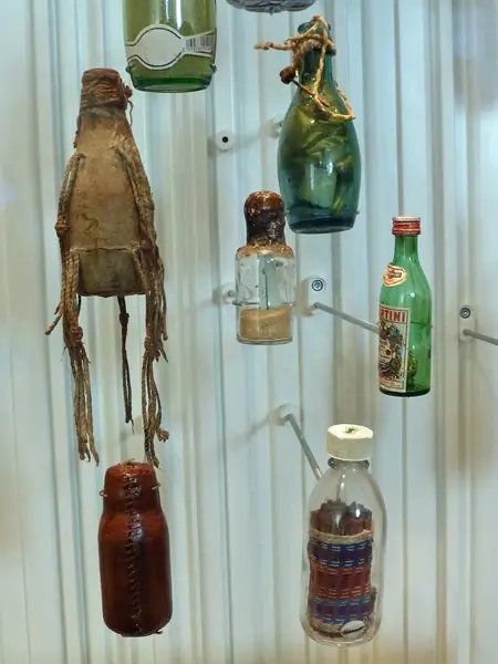 Amulettes-bouteilles-Sénégal (1)