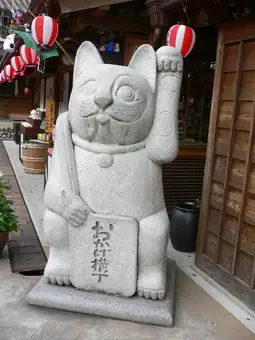 Maneki neko by hirotomo in Okage-Yokocho, Ise