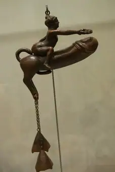 Tintinnabula con forma de falo. Museo de Arqueología de Cataluña (Barcelona)